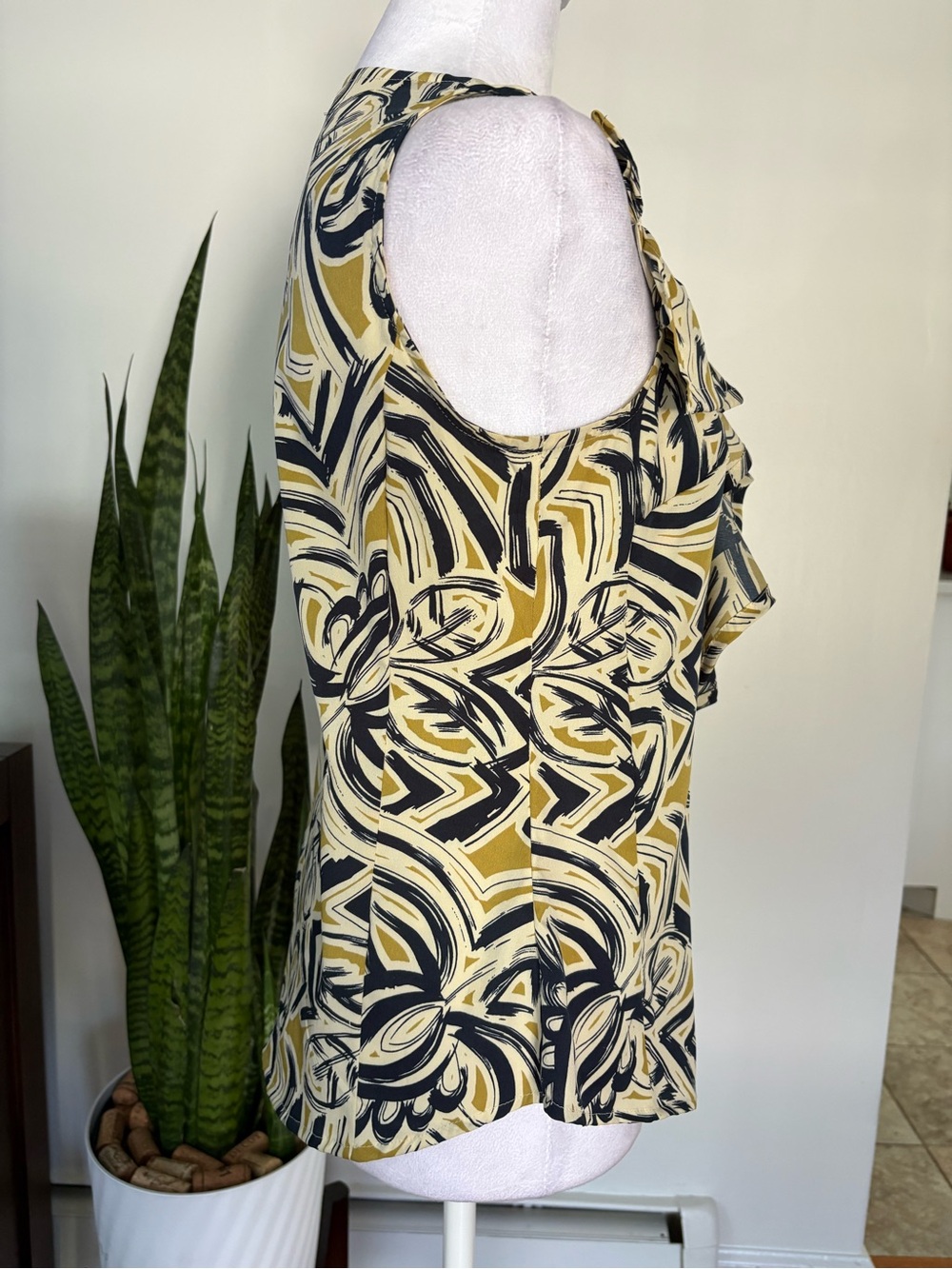 🎾Abstract Ruffle Sleeveless Blouse - Picture 7 of 10